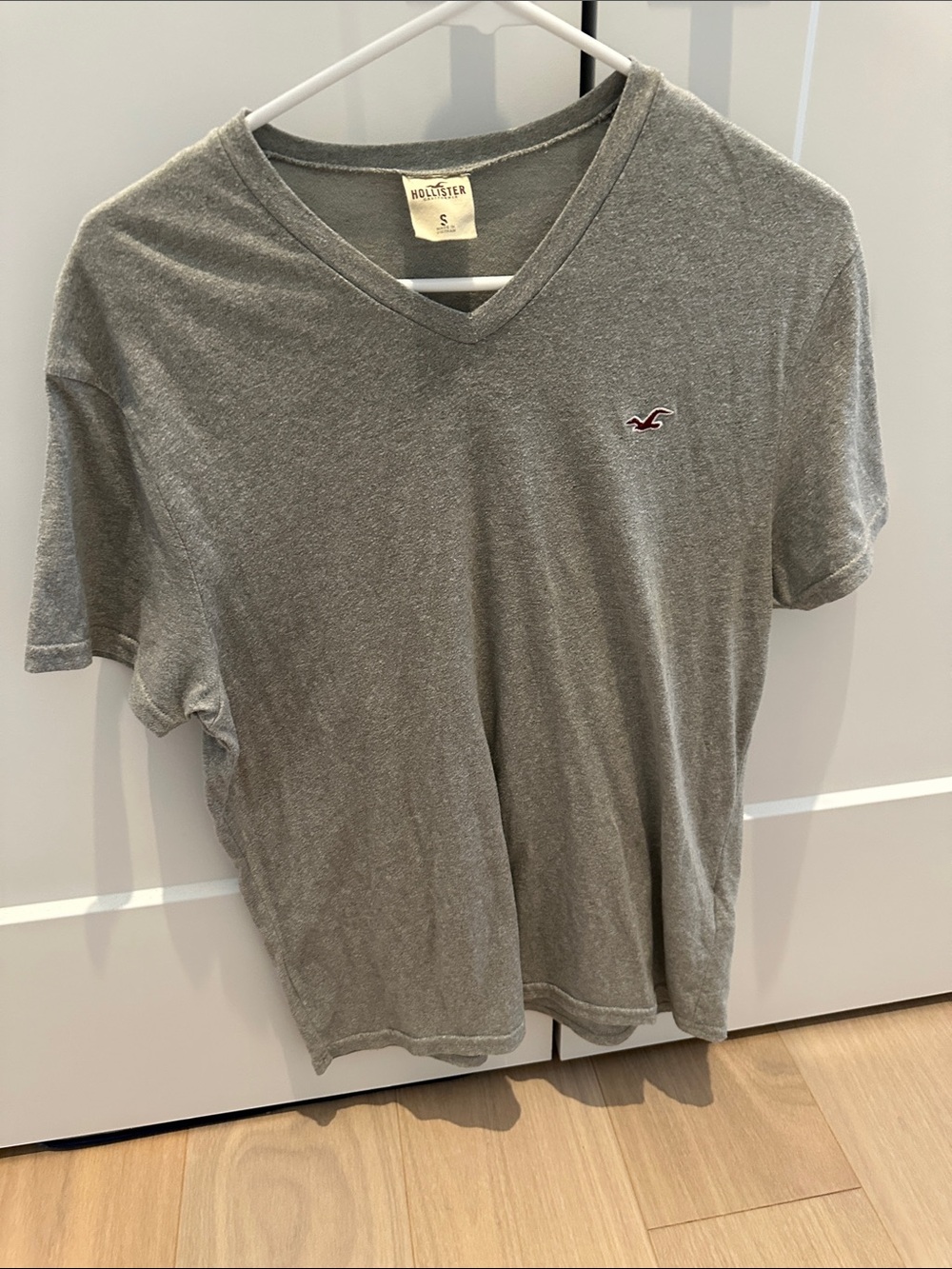 Hollister Men's Heather Gray V-Neck Short Sleeve Tee